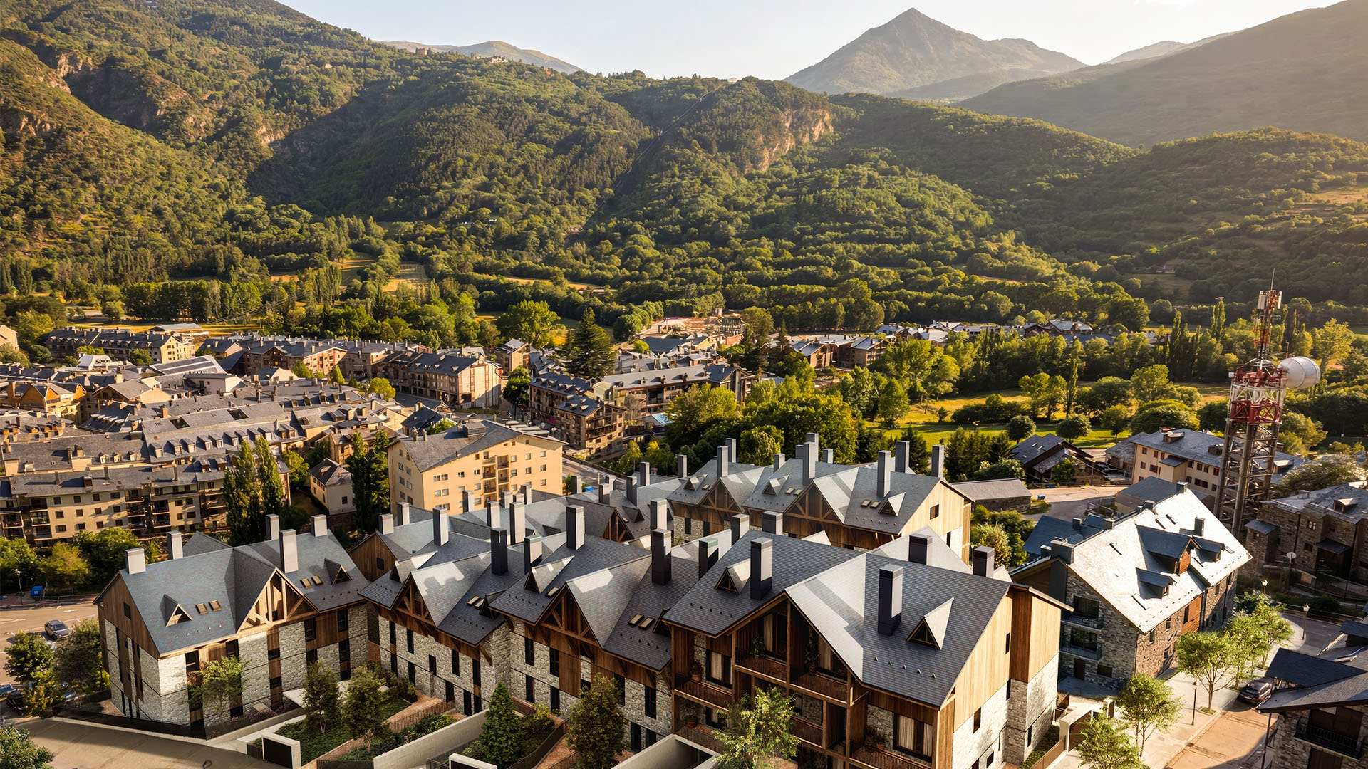 Vista aérea de SOLANO con el valle de Benasque y las montañas al fondo